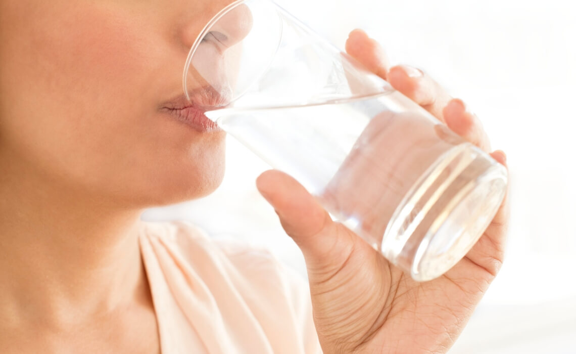 ¿Hidratarte con Productos Fríos o al Clima? Lo que Debes Saber en Época de Calor